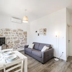 https://pavles-apartment.hotelinzadar.com