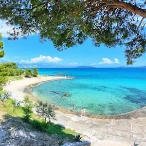 https://by-the-sea.hotels-in-trogir.com